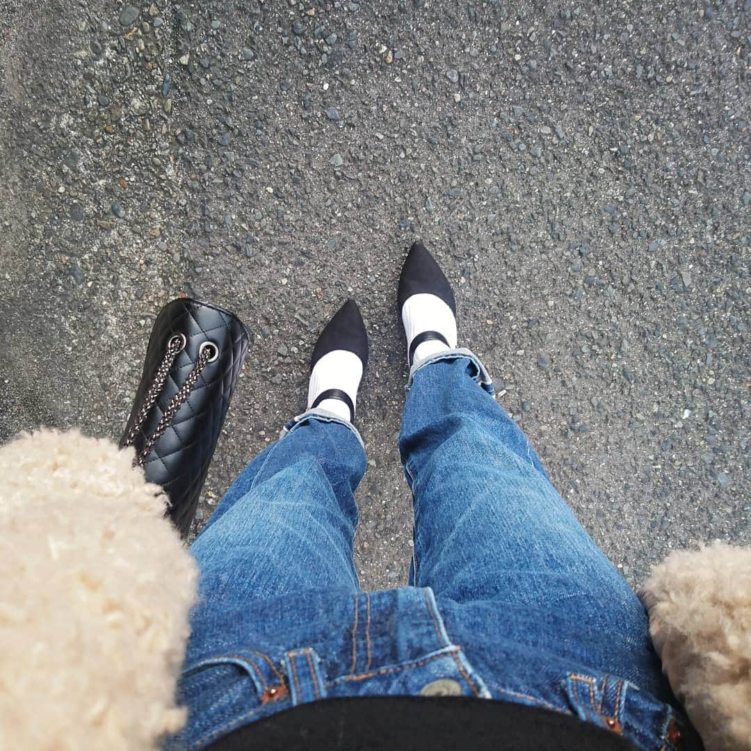 gayo01のインスタグラム：「昨日の出来事。 . 寒いから❄ #ボアコート に包まって🐏 . 気になる商品を見に出かけましたが..🏃💨 来月リニューアルオープンということで、 お店閉まってた😭 . そんな日もある。 良いことがある前触れだと考える💪 . まだまだ寒い日が続きますが⛄️皆様お気をつけてお過ごしください✨✨ . outer... #hm tops... #muji bottoms... #levis bag... #lavishgate socks... #uniqlo shoes... #gu . #ootd #outfit #fashion #coordinate #locari #gumania #levisvintage #denim #guコーデ #デニム #ユニクロ #大人カジュアル #プチプラコーデ #シンプルコーデ」