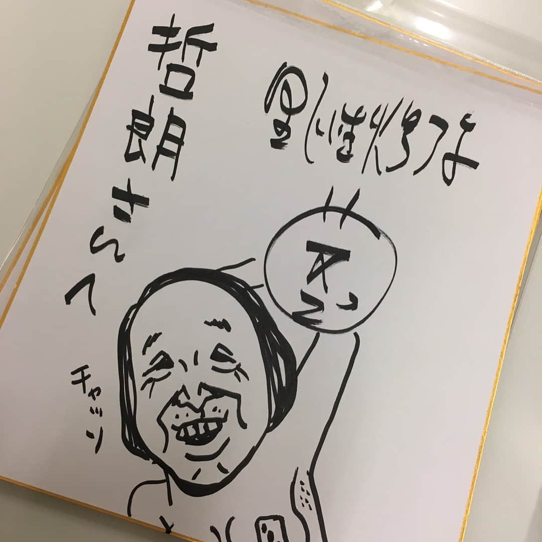 のインスタグラム：「明日の朝練習後福岡に行きます。大阪、岡山、関西大学、関西大学第一高校、レアス、池田バッティングセンター、周りのサポートのおかげでいい練習ができました。ありがとうごさいました。このサポートしていただいた方々の為にも2018年ソフトバンクホークスの一員として活躍できるよう、日々成長、前進、そして努力を怠らずやっていきます。そしていいシーズンだったと言えるようやっていきたいと思います。よろしくお願いします。 野生爆弾のくっきーさんのサインをみてまたやる気がみなぎっています。くっきーさんありがとうごさいました。ドキュメンタルも最高でした。 みなさんこのサインの絵が言ってそうな一言！お願いします。 3位以内目指して頑張ってください！前回覇者岡さん！期待してます。なるさんもです！笑 今日は髪を切りにtricoに！原田さんわがまま聞いてくださりありがとうごさいます！大満足です。また茨木帰ってきた時よろしくお願いします！あとスタイリストおめでとうございます！笑  家族と焼肉行って明日に備えます。 最後は枡田副キャプテンの締めの挨拶で大阪も締めます。 #大阪#福岡#岡山#関西大学#関西大学第一高校 #レアス#キンキクレスコ#池田バッティングセンター#野生爆弾#野生爆弾くっきー #くっきー#くぅちゃん#写真で一言#ドキュメンタル#茨木#trico#満足#家族#焼肉#枡田慎太郎#中川大志#堀内謙吾#チキン南蛮#かしねコメントは？#おもろいやつな#平田ロス#uabaseball #西田哲朗」