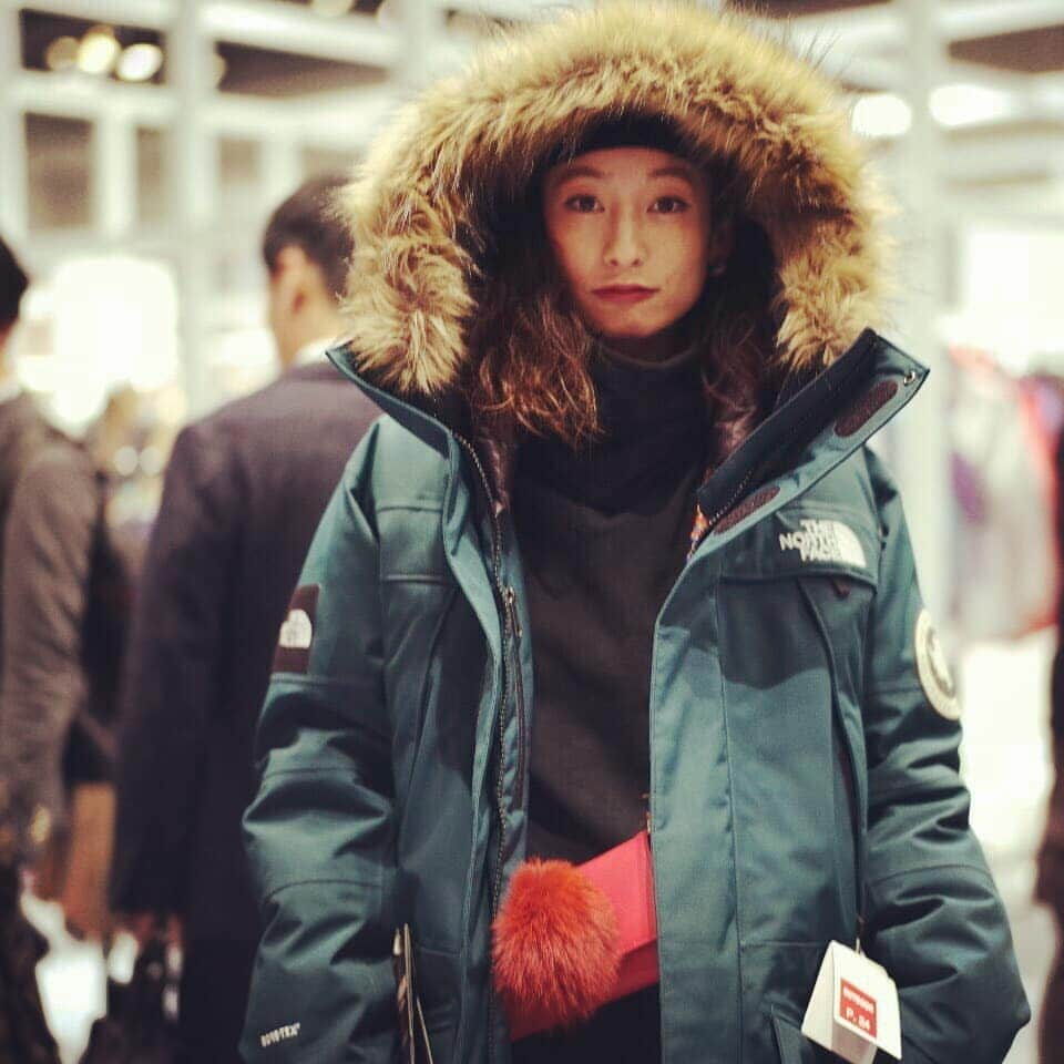 西山茉希さんのインスタグラム写真 - (西山茉希Instagram)「お台場へ。 ＠globewalker.jp @helly_hansen_jp  @thenorthfacejp  #ヘリーハンセン #ノースフェイス #展示会  に、お邪魔してきた日。  ひょんな出逢いから繋がった、  @tassei_onuki  @toff_ceo  そんな仲間とともに。  ヘリーハンセンも、 ノースフェイスも、 今すぐ着たくなるアイテムばかりで、来年の冬が遠すぎて感じだ日。  #あったかわいいアウターばかり #素敵カラーがたくさん #早く着たい  こんなにテントを見た日も初めてで、 いっぱい楽しみました。  #キャンプへゆこう #わくわくアイテムがたくさん  カメラを愛する西やんが、こだわりありでたくさん撮ってくれた。笑  #西やんありがとーー #タセサンありがとーー #岡ちゃんまたね #ゲンキサンがゲンキでした @fujinogenki  最後はウインクおじさん二人に爆笑した私の笑顔。  #笑笑笑 #たのしかった #俺流コーデ #スタッズだらけな危険アウター」1月24日 20時26分 - maki.nshiyama50