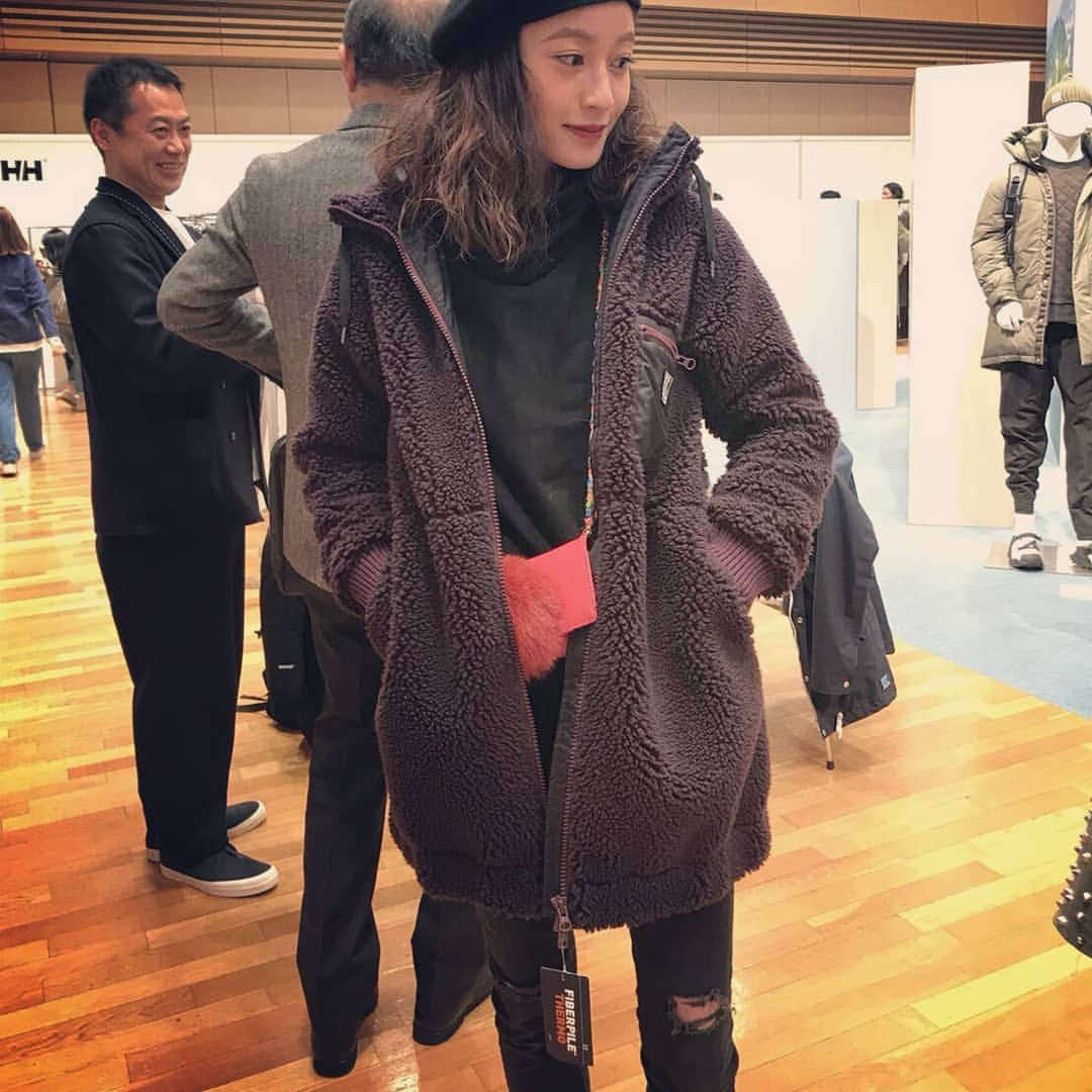 西山茉希さんのインスタグラム写真 - (西山茉希Instagram)「お台場へ。 ＠globewalker.jp @helly_hansen_jp  @thenorthfacejp  #ヘリーハンセン #ノースフェイス #展示会  に、お邪魔してきた日。  ひょんな出逢いから繋がった、  @tassei_onuki  @toff_ceo  そんな仲間とともに。  ヘリーハンセンも、 ノースフェイスも、 今すぐ着たくなるアイテムばかりで、来年の冬が遠すぎて感じだ日。  #あったかわいいアウターばかり #素敵カラーがたくさん #早く着たい  こんなにテントを見た日も初めてで、 いっぱい楽しみました。  #キャンプへゆこう #わくわくアイテムがたくさん  カメラを愛する西やんが、こだわりありでたくさん撮ってくれた。笑  #西やんありがとーー #タセサンありがとーー #岡ちゃんまたね #ゲンキサンがゲンキでした @fujinogenki  最後はウインクおじさん二人に爆笑した私の笑顔。  #笑笑笑 #たのしかった #俺流コーデ #スタッズだらけな危険アウター」1月24日 20時26分 - maki.nshiyama50