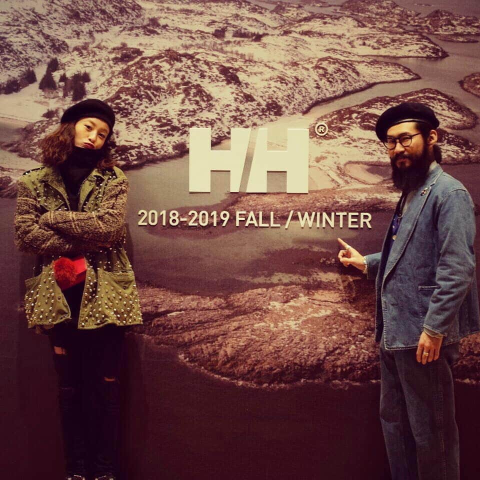 西山茉希さんのインスタグラム写真 - (西山茉希Instagram)「お台場へ。 ＠globewalker.jp @helly_hansen_jp  @thenorthfacejp  #ヘリーハンセン #ノースフェイス #展示会  に、お邪魔してきた日。  ひょんな出逢いから繋がった、  @tassei_onuki  @toff_ceo  そんな仲間とともに。  ヘリーハンセンも、 ノースフェイスも、 今すぐ着たくなるアイテムばかりで、来年の冬が遠すぎて感じだ日。  #あったかわいいアウターばかり #素敵カラーがたくさん #早く着たい  こんなにテントを見た日も初めてで、 いっぱい楽しみました。  #キャンプへゆこう #わくわくアイテムがたくさん  カメラを愛する西やんが、こだわりありでたくさん撮ってくれた。笑  #西やんありがとーー #タセサンありがとーー #岡ちゃんまたね #ゲンキサンがゲンキでした @fujinogenki  最後はウインクおじさん二人に爆笑した私の笑顔。  #笑笑笑 #たのしかった #俺流コーデ #スタッズだらけな危険アウター」1月24日 20時26分 - maki.nshiyama50