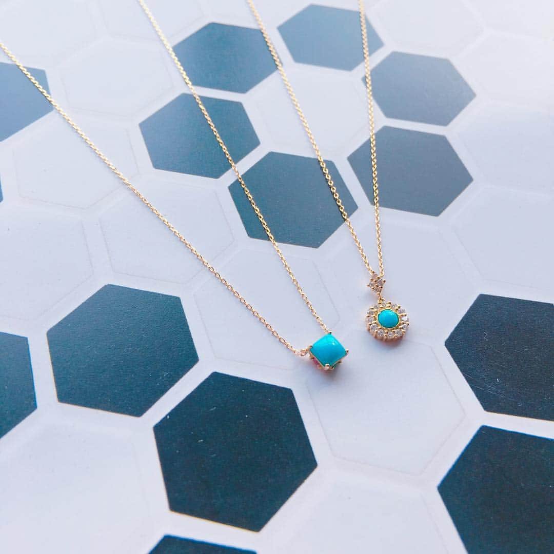 アーカーさんのインスタグラム写真 - (アーカーInstagram)「. ころんとしたターコイズが鮮やかなタージャネックレス＆鮮やかなブルーが印象的なターコイズの回りにダイアを敷き詰めたラウンドディア2015ネックレス💙✨✨ . #AHKAH #jewelry #necklace #turquoise #diamond #blue #アーカー #恋するジュエリー」1月24日 21時01分 - ahkah_official