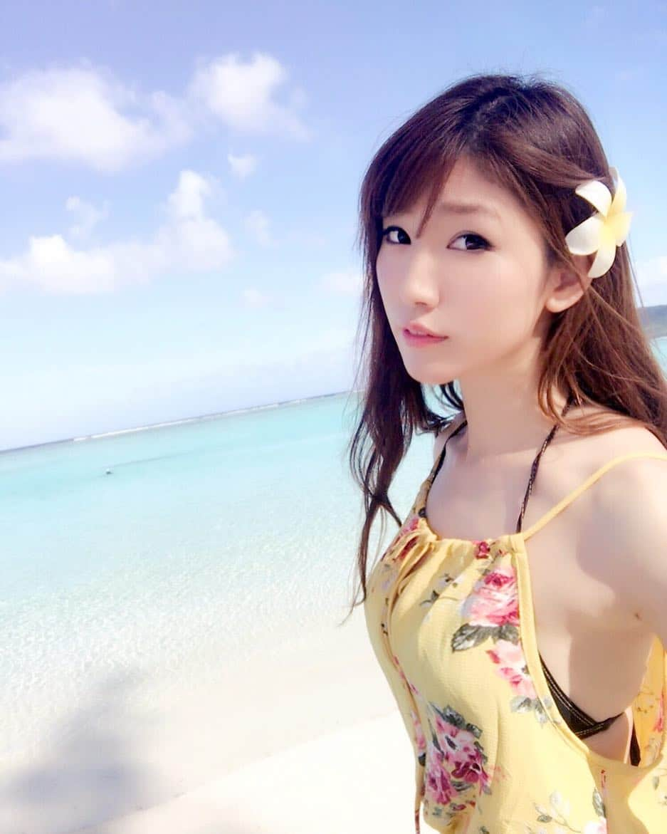 美波千夏さんのインスタグラム写真 - (美波千夏Instagram)「普段黄色ってあまり着ないけど、南国で黄色のマキシワンピ着てみたかったんだー💓大満足🙌🌺 . . . 🌎📍グアム🇬🇺 タモンビーチ 場所によって綺麗さや水温が違う！ホテル目の前は混んでるので少し歩くだけでまるでプライベートビーチみたいでした！ビーチ沿いをお散歩してお気に入りの場所を見つけてみるのもいいかもしれません♪ ☆=====================================✈︎ #グアム #guam #ビジョビ #マイトリ  #japanesegirl #asiangirl #マキシワンピ #タモンビーチ #followme #海 #beach #🇬🇺 #南国 ✈︎=====================================☆」1月24日 21時06分 - chinatsu_minami