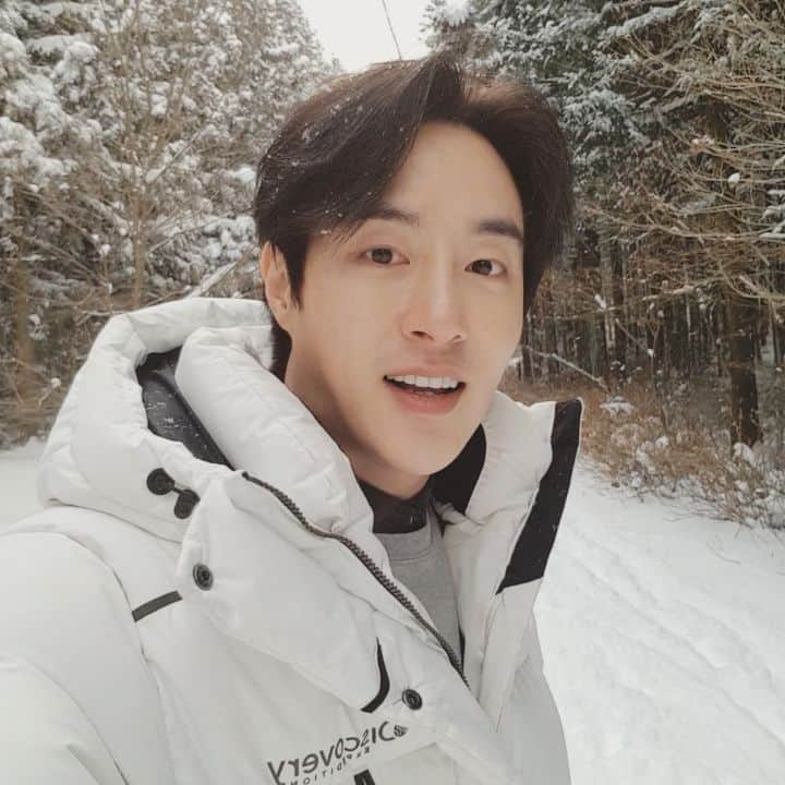 ミヌのインスタグラム：「눈 맞으며 숲길 산책 중❄☃️ "엄청 예뻐요~(니가)" #백퍼센트 #민우 #서민우 #조나리는_사진작가_빙의중 #썸남이여행중보내준영상이라고자랑해도좋아」