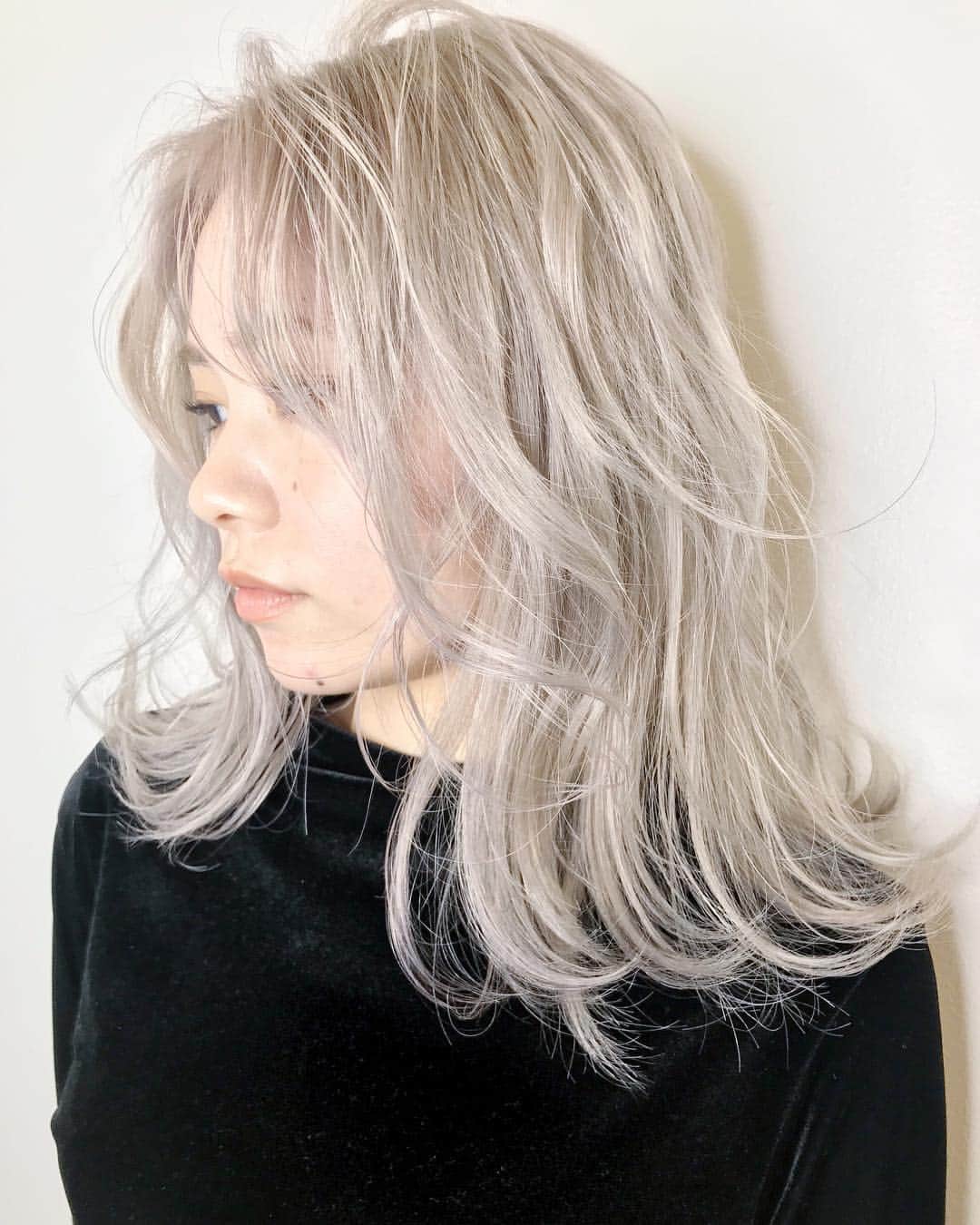 のインスタグラム：「stylist中松彩花🌬 @ayaka_nkmt  ホワイトブロンド❄️クールにキマる！！ つやつやハイトーンでオシャレ度UP⤴︎ おうちでのホームケア方法もお教え致します♡ ・ 冬のファッションやメイクにもバッチリ合います♡ ・ ・ 初めての方も大歓迎です♡ 担当は @ayaka_nkmt ⛓ ご予約はトップのHPBからお待ちしてます♡♡ ・ ・ LINE ID💿ayaka_nkmt💿 SHIMA HARAJUKU☎︎💿03-3470-3855💿 ・ #shima #shimaharajuku #shima_nakamatsu #shima_ayaka #hair #color #haircolor #silverhair #whitehair #tokyo #ハイトーン #bob #long #longhair #bobhair #外国人風カラー #外国人風 #nylon  #pinkhair #ピンクヘアー #nylonjapan #シルバーアッシュ #グレーパープル #ホワイトカラー #シルバーパープル  #ヘアカラー #グレージュ #hairstyle #ブリーチ #ブリーチカラー」