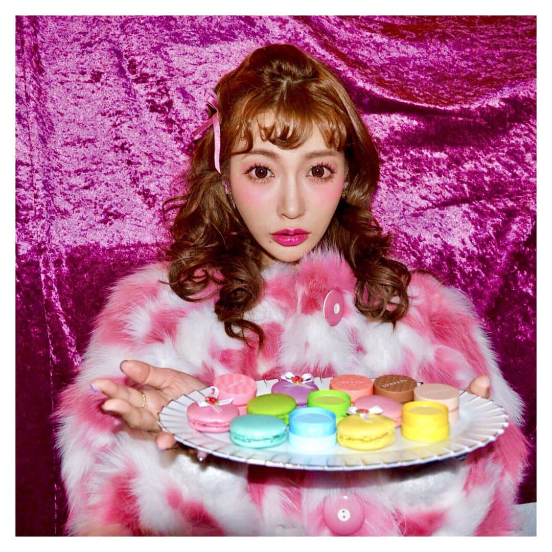 明日花キララのインスタグラム：「. LUNASOLのマカロンニュアンスアイズ全色並べてみた💜💖🍦💛💚☁️🍭 LADUREEの本物のマカロンとすごく馴染み良い😋☝️ 持つだけで映えった！！！ . 使ったコスメ(アイメイク.チーク.リップ)次に載せるね💄❥❥❥ . #LUNASOL #マカロンニュアンスアイズ #miumiu #きらぷーどる」
