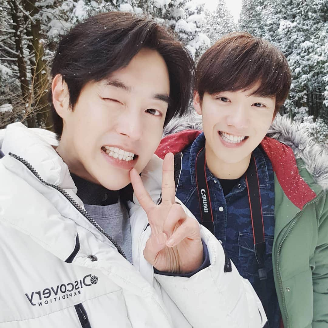 ミヌのインスタグラム：「눈❄맞아서 신난 똥강아지랑🐶 ⠀ ⠀  #백퍼센트 #민우 #종환 #서민우 #조종환 #추울것같죠안추워요 #맘이즐겁거든요 #눈누난나」