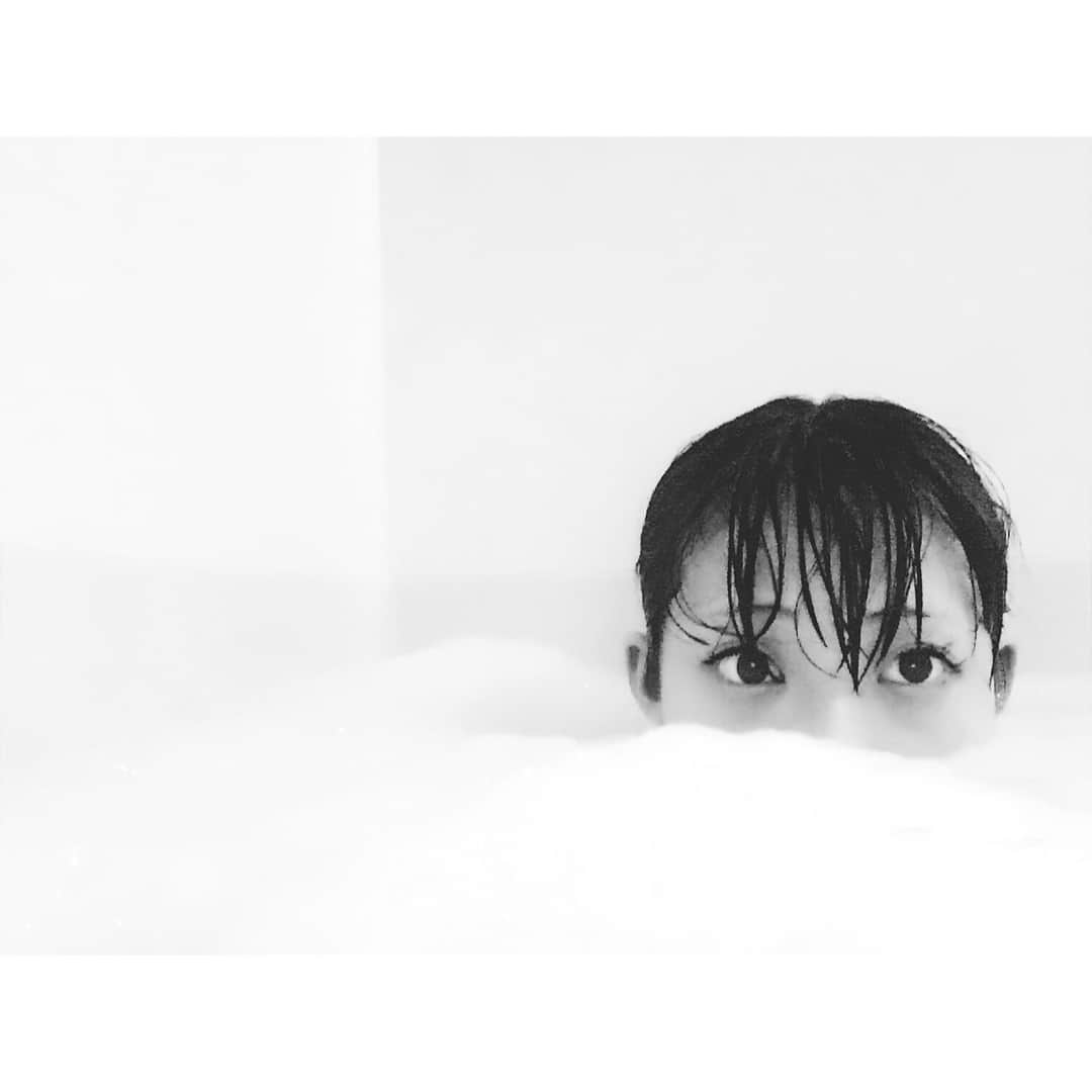 永田レイナさんのインスタグラム写真 - (永田レイナInstagram)「泡風呂に入ったら うちのコハクみたいなおくちになりました . #bathtime #bubblebath #goodnight」1月24日 22時56分 - reina_nagata