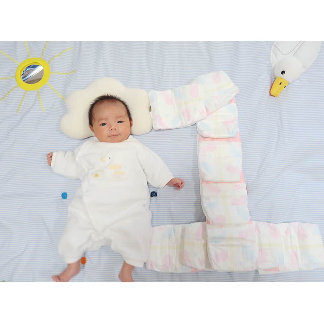 のインスタグラム：「生後1ヶ月が経ちました🍼 出生時より体重＋1000g、身長＋7.5cmと順調に大きくなっています☺︎ #カメラを向けたらすかさず乱入」