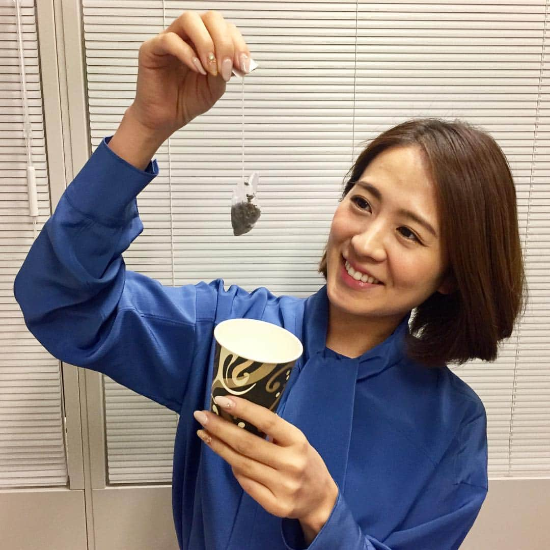 フジテレビ「THE NEWS α」さんのインスタグラム写真 - (フジテレビ「THE NEWS α」Instagram)「寒い冬に飲みたくなる温かい紅茶☕️大好きな私は、お家からティーパックを持ってきて会社でよく飲んでいます😊日本で広がる紅茶市場！詳しくお伝えします#紅茶#今日二杯目#THENEWSα#ザニュースα#フジテレビ#fujitv#ニュース#椿原慶子#松村未央#中村光宏#鈴木唯#安宅晃樹」1月24日 23時37分 - news_alpha