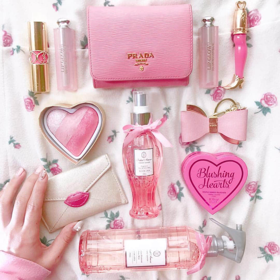 のインスタグラム：「. PINKなバッグの中身👛 . ピンクカラーが可愛いサボンサボンは 今リクエストキャンペーン実施中だよ😉💕 あたしはバッグに入れられるくらいミニサイズで 香水タイプが欲しなぁ〜🍨 31日までだから みんなもこんな風にサボンサボンの写真を載せて  こんなのが欲しい！をリクエストしてみてね🏄🏼‍♀️ . あとはお気に入りの @memnon_tokyo の名刺ケース♡  お誕生日に頂いたものでお仕事用でフル活用中🍰 . @furla のバッグチャームはリボンが可愛くて買ったけど 合わせるものがなくてお蔵入りになってたのを 発見してから物足りない時に気分でつけてる💒☁️ . #pink #prada #wallet #furla #memnon #ysl #lip #diormakeup #dior #blushinghearts #beautiful  #cosmetics #laduree #ladureemakeup #サボンサボン  #サボンサボンアンバサダー #パルフェタムール #おねがいサボンサボン #ファブリックミスト #香水 #ピンク #置き画くら部 #バッグの中身 #プラダ財布 #メムノン #フルラ #リップ #ブラッシングハート #名刺入れ #PR」