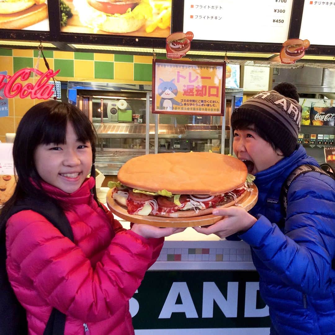 日本テレビ「ヒルナンデス！」さんのインスタグラム写真 - (日本テレビ「ヒルナンデス！」Instagram)「１月25日（木）OA「福くん旅」のオフショット。 鈴木福くん（中１）が妹の夢ちゃん（小5）と長崎を旅します！今週は夢ちゃんが行きたかったハウステンボスへ。5年連続日本一になったイルミネーションや超巨大な佐世保バーガーをご紹介！まさかのアノ人も登場！！お楽しみに （C）日本テレビ #ヒルナンデス #福くん旅 #鈴木福 #鈴木夢 #ハウステンボス #佐世保バーガー」1月25日 12時18分 - hirunandesu_ntv_official