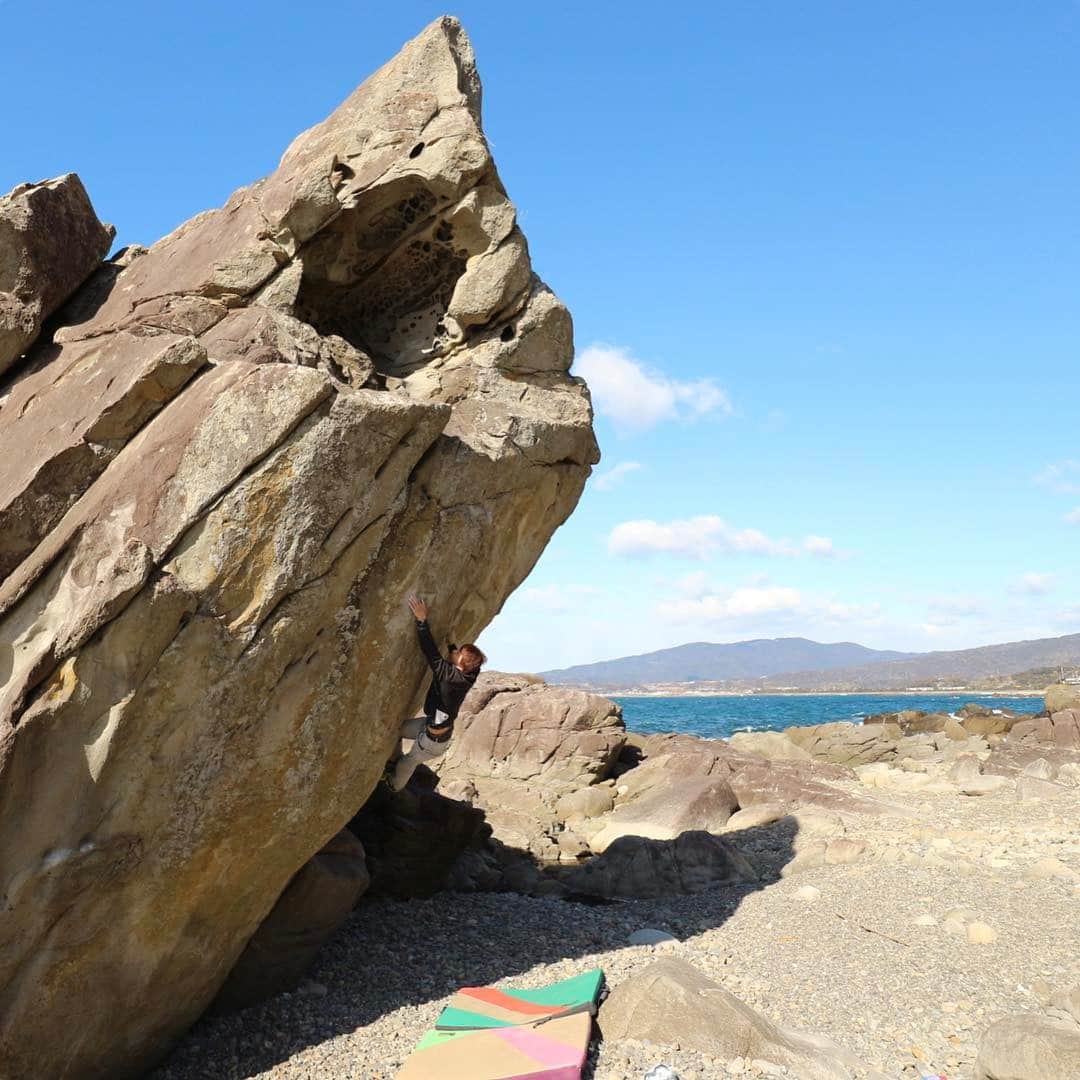 濱田健介さんのインスタグラム写真 - (濱田健介Instagram)「This morning, I climbed Hyaku to yattsu no nagareboshi at Kuroshio boulder, Kochi.  One of the most beautiful boulder ever.  Photo @eiji_614  今日はひたすら海沿いを高知まで移動。 午前中に前々からやってみたかった 百と八つの流れ星 を登った。 めっちゃかっこいいし、気持ちいいし、最高すぎた。 @rockmasterhq  @fiveten_official  @organicclimbing  #nograd」1月25日 12時22分 - hamaken87
