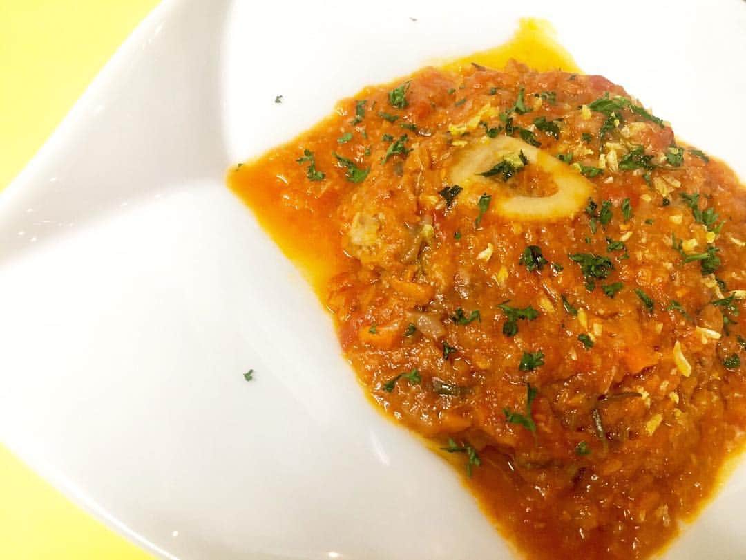 sizianoのインスタグラム：「皆さま今日はアイスバーンとなるのでランチご来店時はお気を付けてお越しくださいませ💁🏼‍♀️✨ さぁ本日の人気Bouno🕺✨ 「オッソ・ブッコ」 香味野菜と一緒に炒めた骨付き仔牛すね肉をトマトで煮込んだイタリアの郷土料理💕食べやすくそれでいてヘルシーな部分がgood✨ #SIZIANO#siziano#シチアーノ#イタリアン#イタリア#イタリアン料理#名古屋#nagoya#栄#久屋大通#テレビ塔#カフェ#cafe#ピザ#ピッツァ#いいね#instafood#foodstagram#food#名古屋ごはん#お酒#ワイン#シャンパン#buono#女子会#飯テロ #夜ごはん #縁起物 #野菜 #誕生日会」
