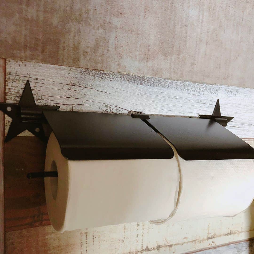 ipocketshoptのインスタグラム：「星の2連トイレットペーパーホルダー(TPH-AU003BK)¥7,560- 星のアイアンタオルリング(TPH-AU007BK)¥3,780- . 星のシリーズはカリフォルニア風インテリアにしたいお客様の定番商品です☆ . . .#トイレットペーパーホルダー .#トイレ .#トイレインテリア .#アイアン .#アイアン雑貨 #暮らし#カリフォルニア#インダストリアル#リフォーム#リノベーション#マイホーム#雑貨#ブルックリン#インテリア#ハンドメイド#トイレ小物#おしゃれインテリア#エクステリア#exterior#interior#bathroom#toilet#toiletinterior」