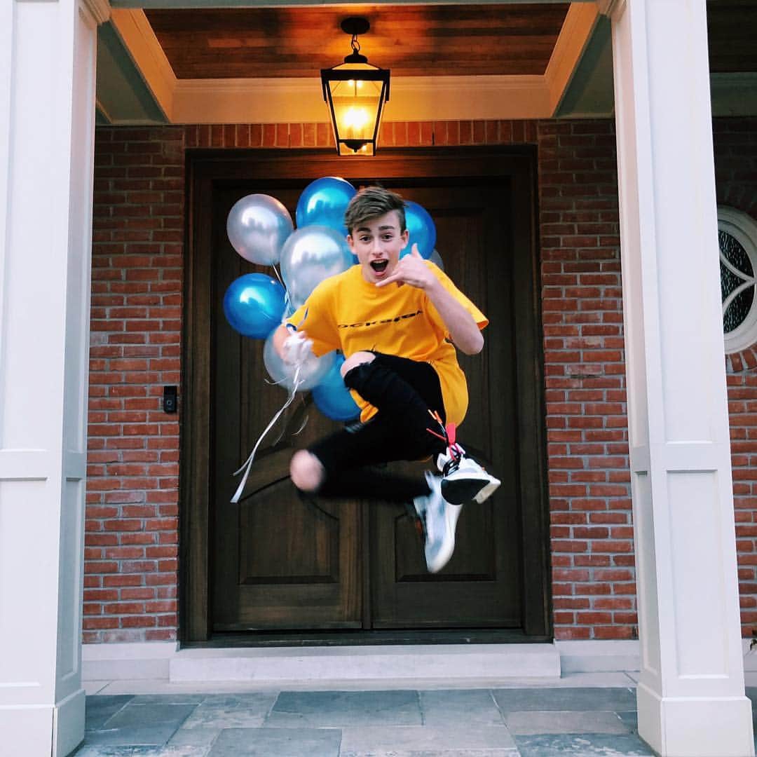 ジョニー・オーランドのインスタグラム：「fifteen🎈」