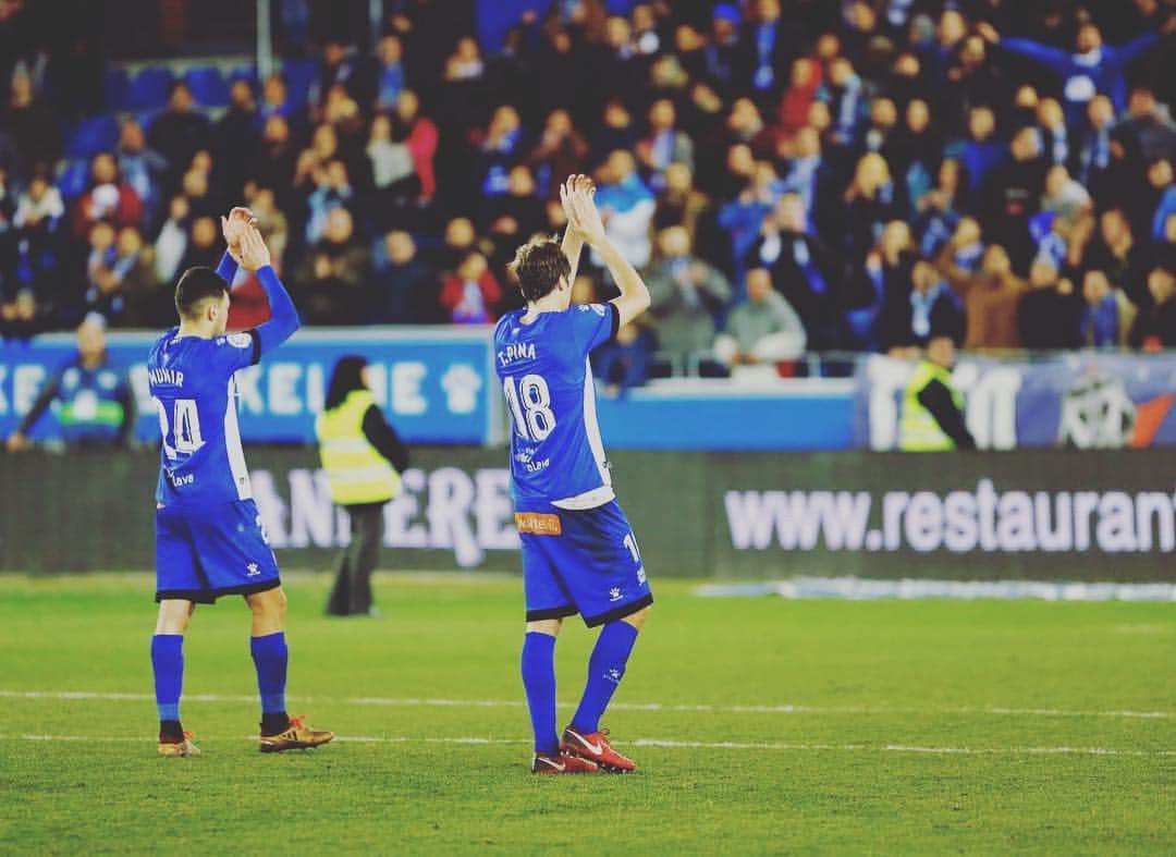 トマス・ピナのインスタグラム：「De corazón, gracias por esta experiencia. Seguiremos dejándonos el alma por este escudo. #aupaalaves ⚪️🔵」