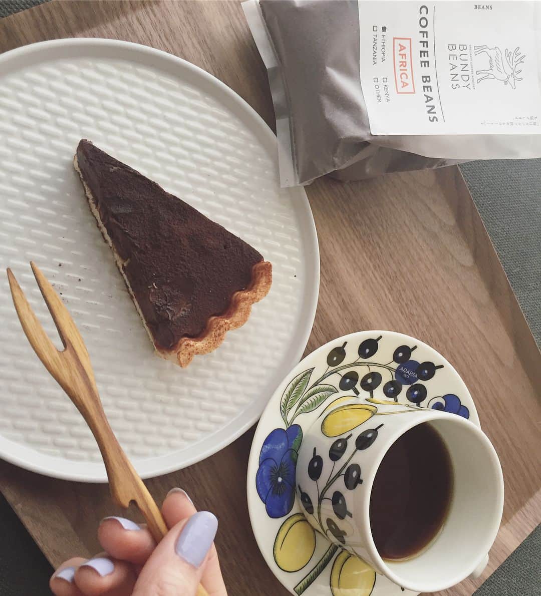 Maiko Shibataさんのインスタグラム写真 - (Maiko ShibataInstagram)「ギリギリ結べる長さだから @stellarhollywood クリップが便利☆  ソファーで🍰☕️とDVD 至福の時🤤♡♡♡ #おうちカフェ #ステラハリウッド#スターバンス#ヘアアクセサリー#fujiwarawoodworking #bundybeans #アラビア」1月25日 10時49分 - maikoshilog