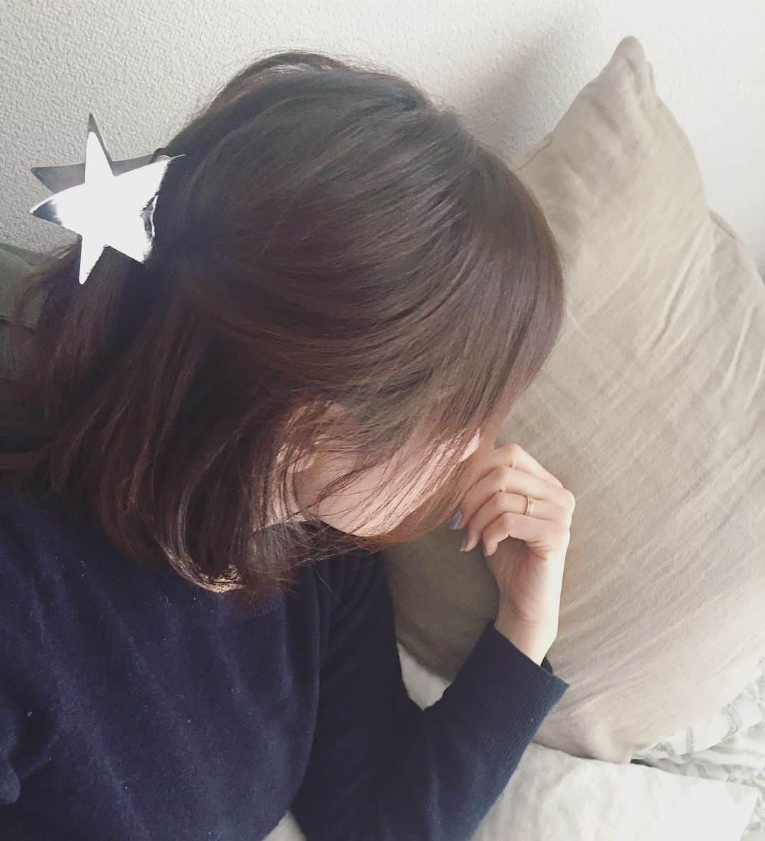 Maiko Shibataさんのインスタグラム写真 - (Maiko ShibataInstagram)「ギリギリ結べる長さだから @stellarhollywood クリップが便利☆  ソファーで🍰☕️とDVD 至福の時🤤♡♡♡ #おうちカフェ #ステラハリウッド#スターバンス#ヘアアクセサリー#fujiwarawoodworking #bundybeans #アラビア」1月25日 10時49分 - maikoshilog