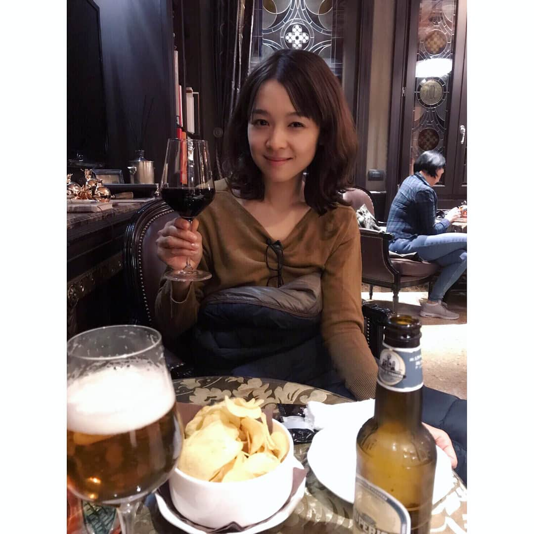 藤澤恵麻さんのインスタグラム写真 - (藤澤恵麻Instagram)「フィレンツェから列車で水の都ヴェネツィアへ  ゴンドラに乗って水路が入り組む美しい街並みを眺めると、異国の地にやって来た実感が湧きワクワクしました。  ディナーはシーフードを使ったお料理。 どれも本当に美味しくてパスタも堪能しました。  翌日は大雨に見舞われてしまいましたが、サンマルコ大聖堂を訪れ、お土産にヴェネツィアングラスも購入。  またお天気の良い時にもう一度訪れたいなぁ。  #恵麻 #ema #イタリアン #ヴェネツィア #ゴンドラ #シーフードパスタ #ヴェネツィアングラス #サンマルコ大聖堂 #大雨 #また訪れたい」1月25日 11時09分 - ema_fujisawa_official