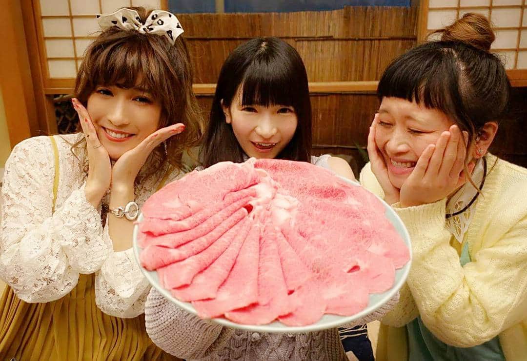 石関友梨のインスタグラム：「人形町今半で大食いモンスターたちが大暴れ(｡•̀ᴗ-)و ̑̑ #人形町今半 #すき焼き #超高級 #食べ放題 #制限時間90分 #料金約¥11,880 #お肉1枚の値段… 恐ッ #今半 #牛肉記念日 #ゆりもり #もえあず #ロシアン佐藤 #大食い #年に1度の楽しみ」