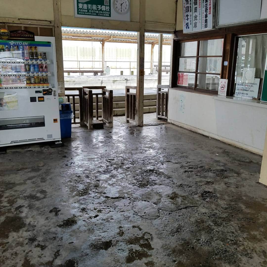 山名文和さんのインスタグラム写真 - (山名文和Instagram)「久々の近江鉄道。 新八日市駅。 高校以来の近江鉄道。 四枚目。 おとんの車。 なんでこんなせつないんやろ。 雪積もってるだけやのに。  #雪 #新八日市駅 #無人駅 #近江鉄道」1月25日 14時01分 - fumikazu_yamana
