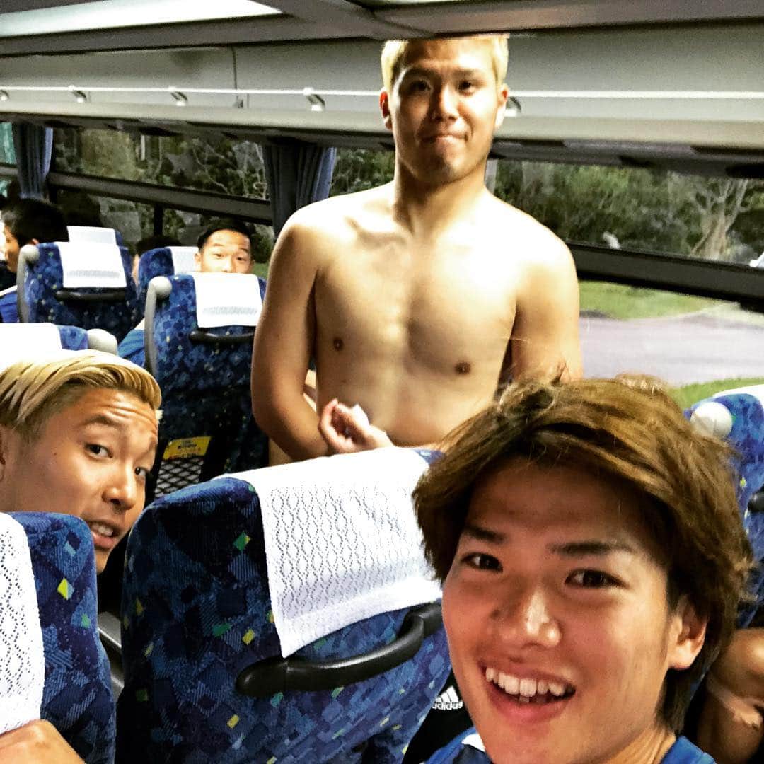 扇原貴宏のインスタグラム：「今日の練習おわり！  #たかしくんのサービスショット #金井貢史 #山中亮輔 #喜田拓也」
