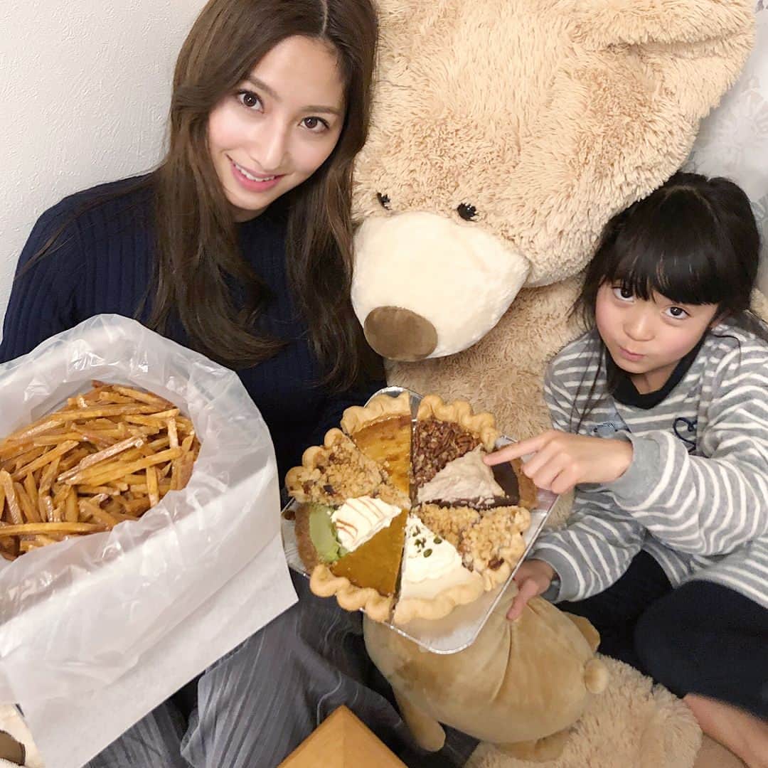 のインスタグラム：「・ 姪っ子ちゃんにお年玉と 手土産を持って☺️❤️ 実家に帰った時の写真🤳💖 喜んでくれてよかった😙 ・ おばさんしてます。笑 一緒にディズニーランド だいぶ行ってないから ミッキーコーデ選んで♪♪ 行く約束してきた〜🐭🏰💖 それと一緒に体も動かせる 歳になったし スポーツウェアも🏃‍♀️⚽️💕 ・ 私が小さい時から たくさん食べさせてきて 少食の割に好きなものに対しての 食い意地がすごいひなちゃんw 大好きなフルーツとか ごはんとかあげなーいって みんなには絶対言うのにww みぃみにはあげる！ って言ってくれるの〜🤣 嬉しすぎるよね！！！ 単純。笑 #寅年#獅子座#B型#小悪魔 #陽菜#ひな#わがまま娘#凶暴娘 ・ #姪っ子love  #実家ごはん #パイホール #芋屋金次郎 #アップルパイ #芋けんぴ #スポーツウェア #NIKE #GAP #スポーツコーデ #ディズニーコーデ #ミッキーコーデ」