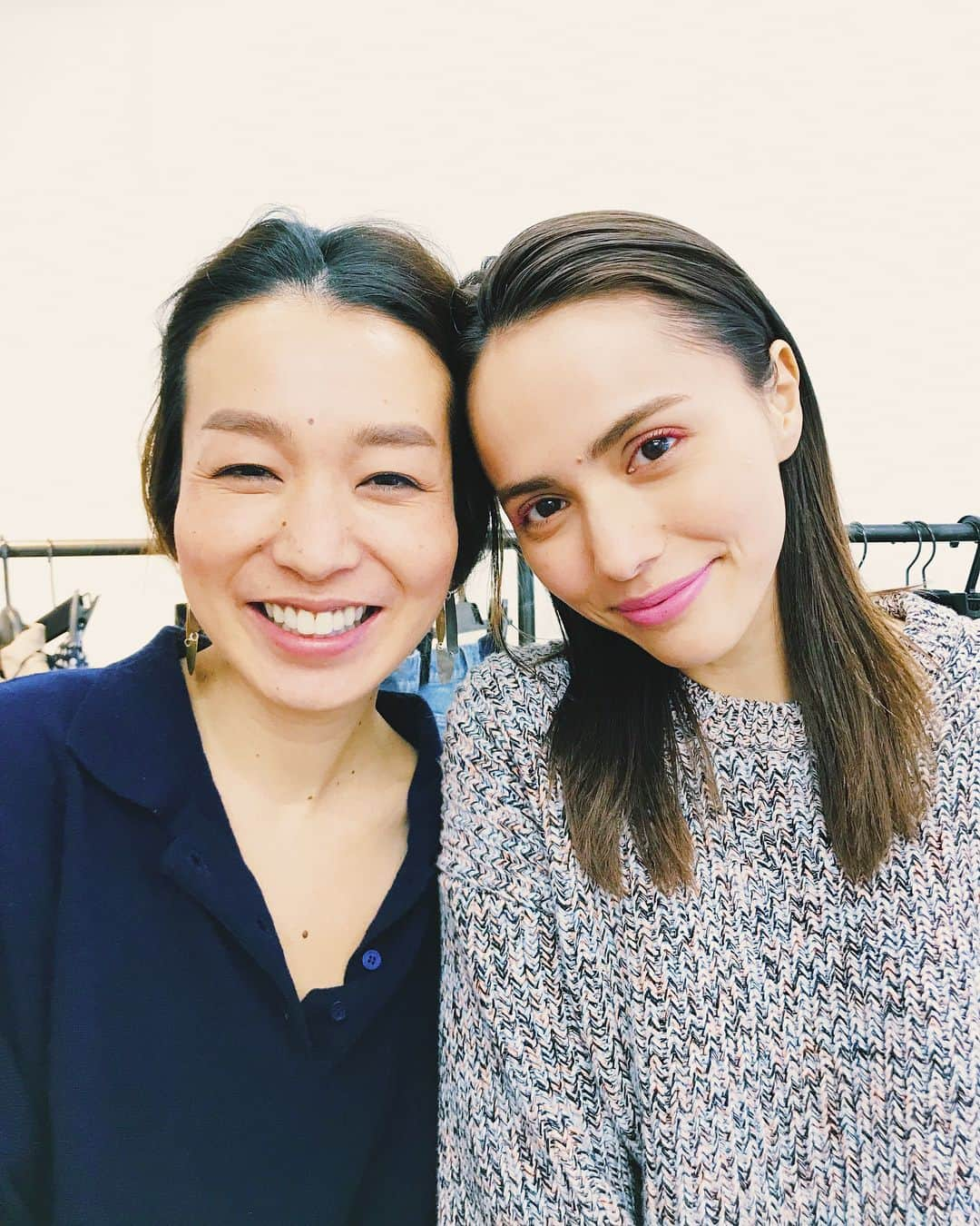 伊藤ニーナさんのインスタグラム写真 - (伊藤ニーナInstagram)「@ginger_magazine での連載 『Ninaの取材メモ📝』で 憧れ＆大好きな ゆりさん( @yuri_arai )に取材しました . エディター・スタイリスト ブランドディレクターと大活躍のゆりさん。 三足のわらじを履くまでの経緯をたっぷりインタビューしてきました。 成功してる人に偶然なんて事は絶対にない！  GINGER4月号(2/23発売)でチェックしてね💌  #勉強になりました #さぁ #原稿を書こう #ニーナ連載 #自分の言葉で書いてます #新居由梨 さん」1月25日 19時10分 - ninaitoh