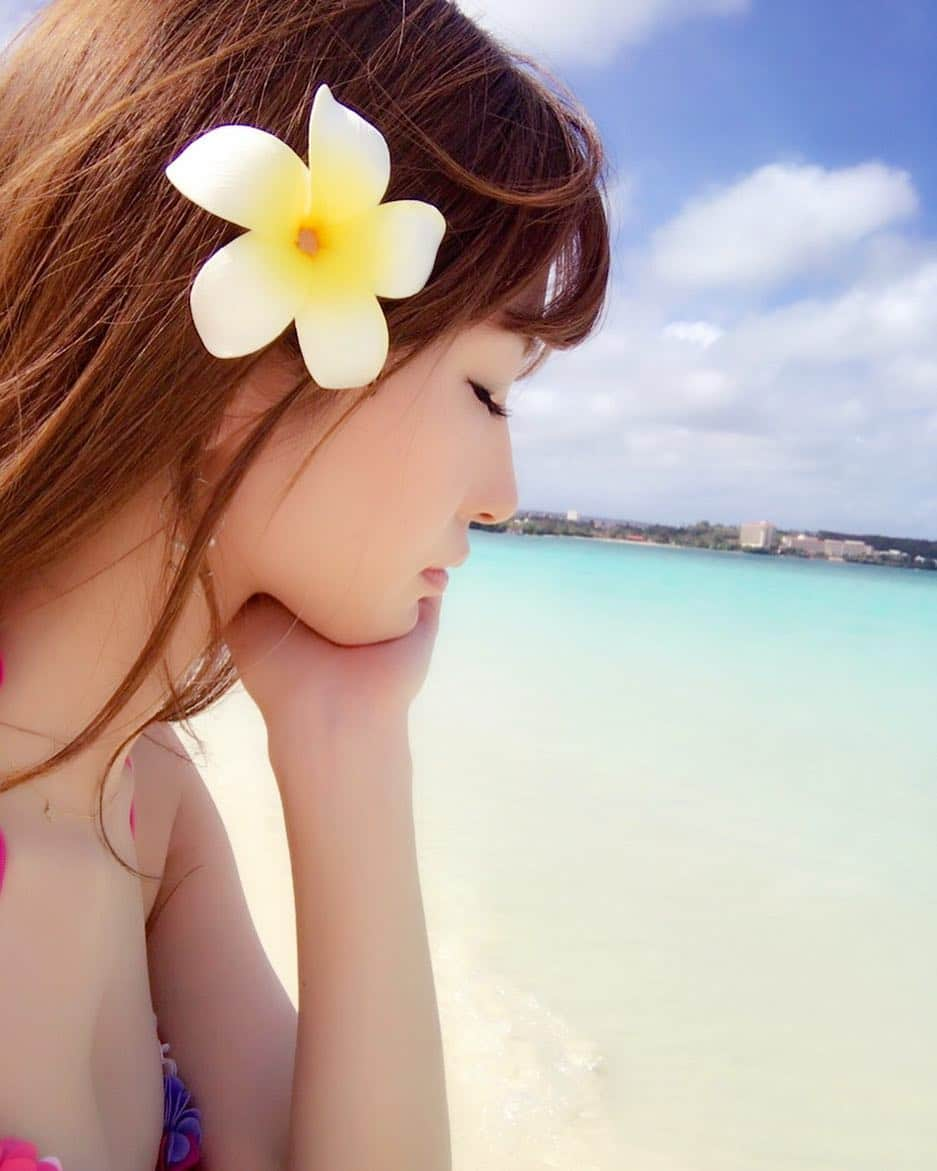 美波千夏さんのインスタグラム写真 - (美波千夏Instagram)「海外に行くと花飾りを付けても恥ずかしくないという不思議（笑）なんなんでしょうか🤔🌺今回はプルメリアにしました🙌💓 . 明日から沖縄なのにまだ準備が終わってない😱💦ゴルフウェアも決まらずしばし休憩。 インスタ更新してる場合じゃないぞという声は電波が悪くて聞こえません（笑）  沖縄ゴルフ楽しみーっ❤️ . . . . 🌎📍グアム🇬🇺 タモンビーチ ☆=====================================✈︎ #グアム #guam #ビジョビ #マイトリ  #japanesegirl #asiangirl #水着 #bikini #タモンビーチ #followme #海 #beach #🇬🇺 #プルメリア #南国  #genic_mag  #instaguam_cp ✈︎=====================================☆」1月25日 20時04分 - chinatsu_minami