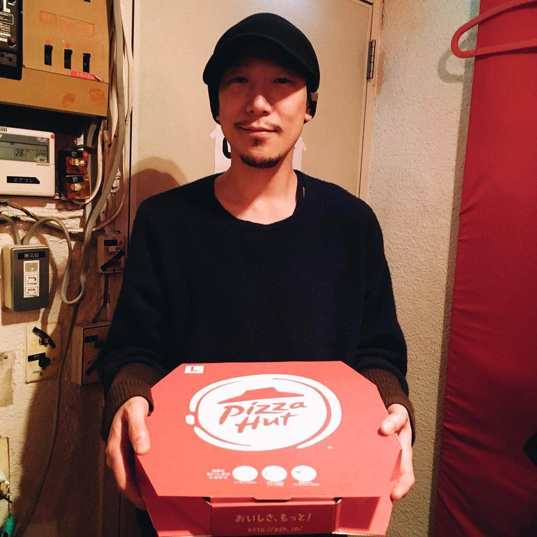 金澤ダイスケさんのインスタグラム写真 - (金澤ダイスケInstagram)「加藤さんがピザを持って現れた。 #Eテレ #加藤さん本日役者デビュー #メディアタイムズ」1月25日 20時03分 - daisukekanazawa_ff