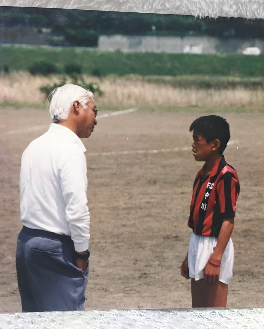 青木剛さんのインスタグラム写真 - (青木剛Instagram)「ロアッソ熊本のユニフォーム⚽️ 個人的に、赤は強い思い入れがありますし、 赤と黒の縦縞は、サッカーを始めた少年団時代に着用させてもらったユニフォームにも似ているので、感慨深いものがあります。 このユニフォームを身に纏える事に感謝して、闘います！ #ロアッソ熊本#ユニフォーム #15#感謝」1月25日 19時56分 - takeshiaoki15