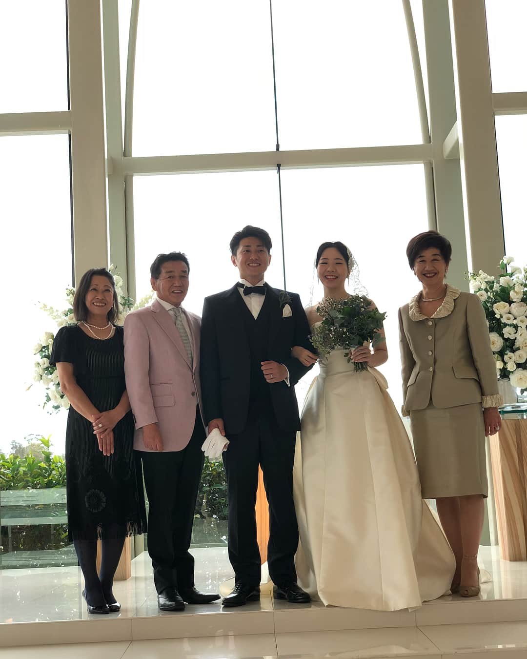 吉田沙保里さんのインスタグラム写真 - (吉田沙保里Instagram)「オーストラリアで結婚式がありました⛪️ 二人の幸せそうな顔を見れて私も幸せな気持ちになりました😆 末永くお幸せに…❤️ そして今日はゴルフ⛳️🏌️‍♀️ ゴルフ場にもカンガルーがたくさんいたよ😊 記念にカンガルーと記念撮影📷 オーストラリア楽しかったぁー😆 #オーストラリア #結婚式 #ゴルフ」1月25日 19時59分 - saori___yoshida