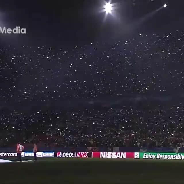 ヨハネス・ガイスのインスタグラム：「Felices 128 años @sevillafc 🎉🔴⚪️ 💪🏼💪🏼」