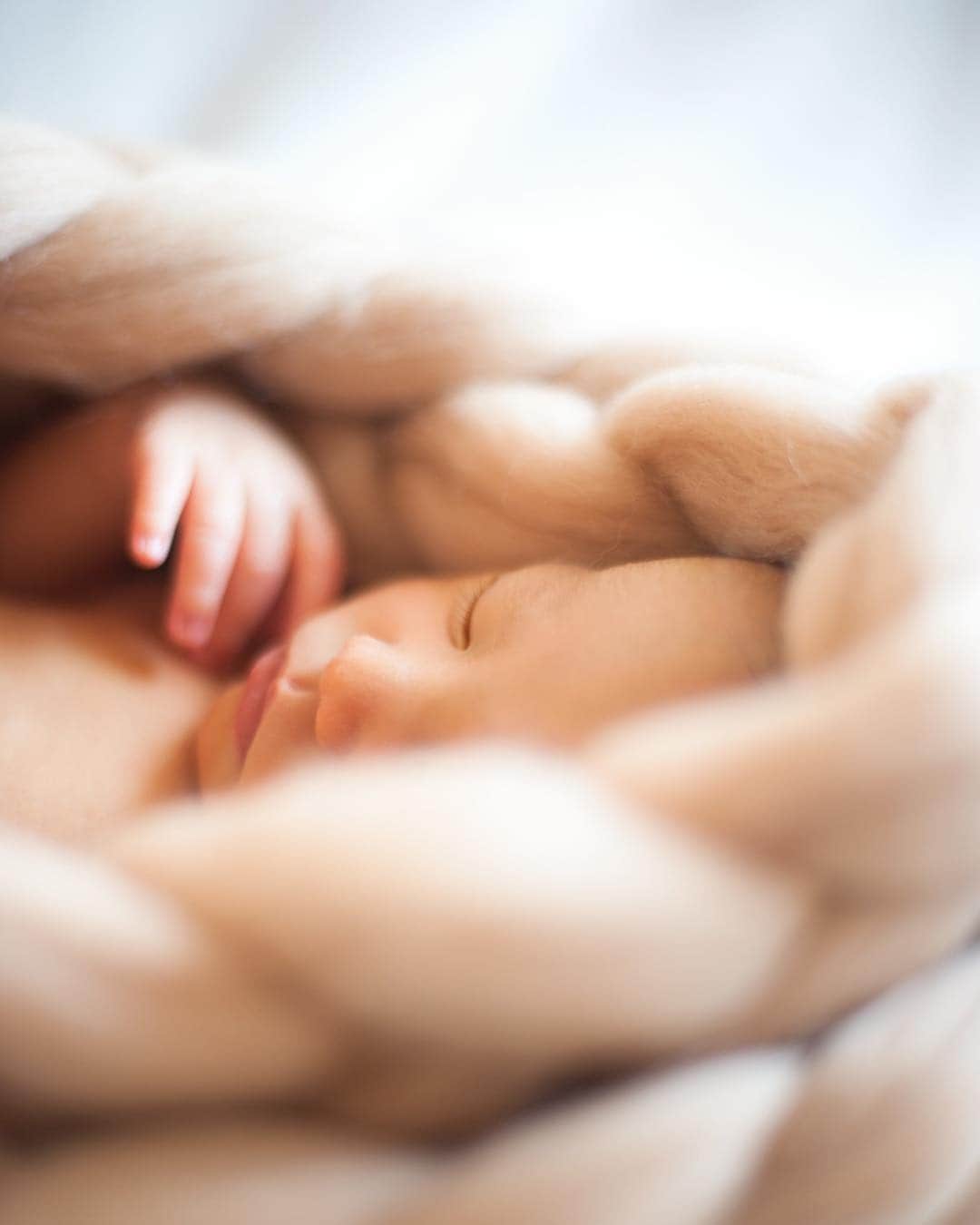 花盛友里のインスタグラム：「フワッッフワ。 お手手がたまらんポイント . . #たまらん #newbornphoto」