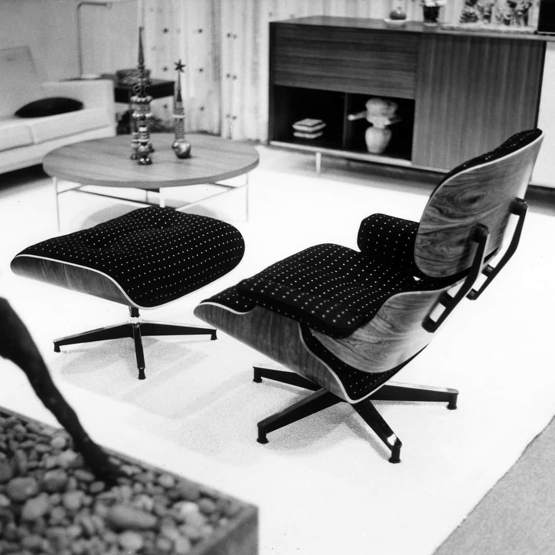 Herman Miller （ハーマンミラー）さんのインスタグラム写真 - (Herman Miller （ハーマンミラー）Instagram)「We think this 1959 Eames Lounge is spot on. Upholstered in Alexander Girard’s Wooldot textile, this version of the classic is not just a handsome one-off, it’s also an example of how Charles and Ray experimented with even their most iconic designs. In this same spirit, we have introduced the Eames Lounge and Ottoman in Maharam Mohair Supreme fabric, a plush perspective on the quintessential soft seat. We collaborated with our friends @Vitra on a history of the Eames Lounge in fabric—find the story at hermanmiller.com/why. #tbt Photo courtesy of @eamesoffice. Wooldot textile from the @cooperhewitt collection.」1月26日 1時01分 - hermanmiller