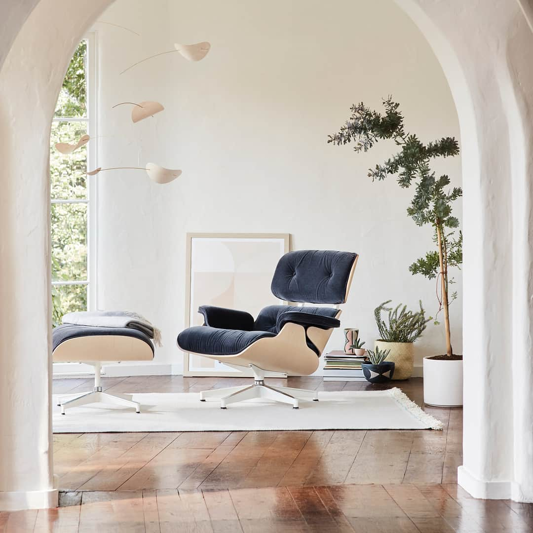 Herman Miller （ハーマンミラー）さんのインスタグラム写真 - (Herman Miller （ハーマンミラー）Instagram)「We think this 1959 Eames Lounge is spot on. Upholstered in Alexander Girard’s Wooldot textile, this version of the classic is not just a handsome one-off, it’s also an example of how Charles and Ray experimented with even their most iconic designs. In this same spirit, we have introduced the Eames Lounge and Ottoman in Maharam Mohair Supreme fabric, a plush perspective on the quintessential soft seat. We collaborated with our friends @Vitra on a history of the Eames Lounge in fabric—find the story at hermanmiller.com/why. #tbt Photo courtesy of @eamesoffice. Wooldot textile from the @cooperhewitt collection.」1月26日 1時01分 - hermanmiller