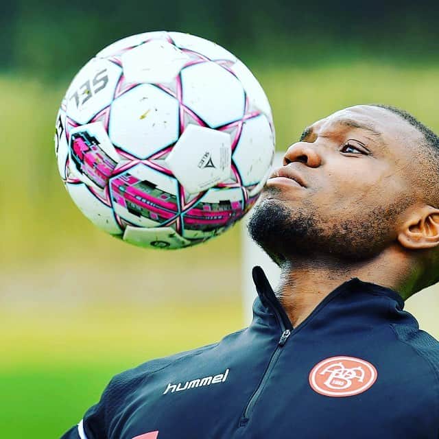 ヨレス・オコレのインスタグラム：「Gratitude for what you love ⚽️❤️」