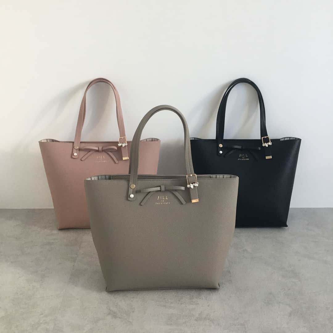 JILL by JILLSTUARTさんのインスタグラム写真 - (JILL by JILLSTUARTInstagram)「・ ・ NEWS!📮💌 / ・ ・ 🛍 #ジュエルユースフルトート 🛍 先行発売のお知らせ ・ #ジルバイ の定番シリーズ #ユースフルトート 。  通勤通学シーンにも きちんと対応できる佇まいと A4サイズの収納力が ご好評を頂いています。 ・ ・ その ユースフルトート が ジュエル付きになって新登場！さりげなく光る、 ✨💍ビジュー&パール💎 が かっちりした印象の中に 女性らしさをプラスしてくれます。もちろんオリジナル柄にプリントした ストライプ裏地も継続。ネオレザーなので、お手入れもラクチンです。 ・ これから迎える春のデビュー戦に備えて、いかがですか？ ・ ・ ・ ✔︎ JEWEL USEFUL TOTE (BAG Store で先行発売中) ✔︎ 125-8181140 ✔︎ COLOR ：Graige / Black / Pink ✔︎ ¥10,600 + tax ✔︎全国発売は 1/29(月)予定です ・ ・  web での販売は入荷次第 順次となります。事前のご予約、お取り寄せは不可とさせていただきます。店舗のエリアによっては、降雪の影響などで 納期遅れが発生しており、ご用意が無い場合があります。入荷状況は各店へお問い合わせください。 ・  #myjillby  #chancejillby #jillbyjillstuart_official  #jillbyjillstuart  #A4サイズ #ジュエルユースフルトート #通勤 #バッグ ・ ・ Thanks for your  following, ・ JILL by JILLSTUART」1月26日 16時10分 - jillbyjillstuart_official