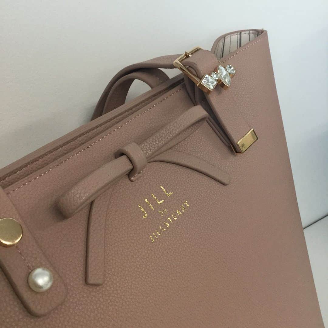 JILL by JILLSTUARTさんのインスタグラム写真 - (JILL by JILLSTUARTInstagram)「・ ・ NEWS!📮💌 / ・ ・ 🛍 #ジュエルユースフルトート 🛍 先行発売のお知らせ ・ #ジルバイ の定番シリーズ #ユースフルトート 。  通勤通学シーンにも きちんと対応できる佇まいと A4サイズの収納力が ご好評を頂いています。 ・ ・ その ユースフルトート が ジュエル付きになって新登場！さりげなく光る、 ✨💍ビジュー&パール💎 が かっちりした印象の中に 女性らしさをプラスしてくれます。もちろんオリジナル柄にプリントした ストライプ裏地も継続。ネオレザーなので、お手入れもラクチンです。 ・ これから迎える春のデビュー戦に備えて、いかがですか？ ・ ・ ・ ✔︎ JEWEL USEFUL TOTE (BAG Store で先行発売中) ✔︎ 125-8181140 ✔︎ COLOR ：Graige / Black / Pink ✔︎ ¥10,600 + tax ✔︎全国発売は 1/29(月)予定です ・ ・  web での販売は入荷次第 順次となります。事前のご予約、お取り寄せは不可とさせていただきます。店舗のエリアによっては、降雪の影響などで 納期遅れが発生しており、ご用意が無い場合があります。入荷状況は各店へお問い合わせください。 ・  #myjillby  #chancejillby #jillbyjillstuart_official  #jillbyjillstuart  #A4サイズ #ジュエルユースフルトート #通勤 #バッグ ・ ・ Thanks for your  following, ・ JILL by JILLSTUART」1月26日 16時10分 - jillbyjillstuart_official