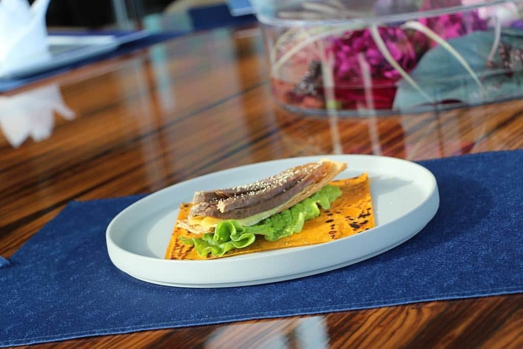 Conrad Tokyoのインスタグラム：「【特別オファー】2/3の節分の日に、中国料理「チャイナブルー」にお越しいただく皆さまに、チャイナブルーオリジナル恵方巻きを、ご人数様分無料にてご提供します。ご来館を心よりお待ちしております。 【Special Offer】Enjoy complementary China Blue original Ehōmaki when dining at the restaurant on 2/3 to celebrate the Setsubun Day. http://ow.ly/Lqhi30i0J3B #ConradTokyo #StayInspired #チャイナブルー #中国料理 #ChinaBlue #コンラッド東京 #ランチ #ディナー #恵方巻 #節分」
