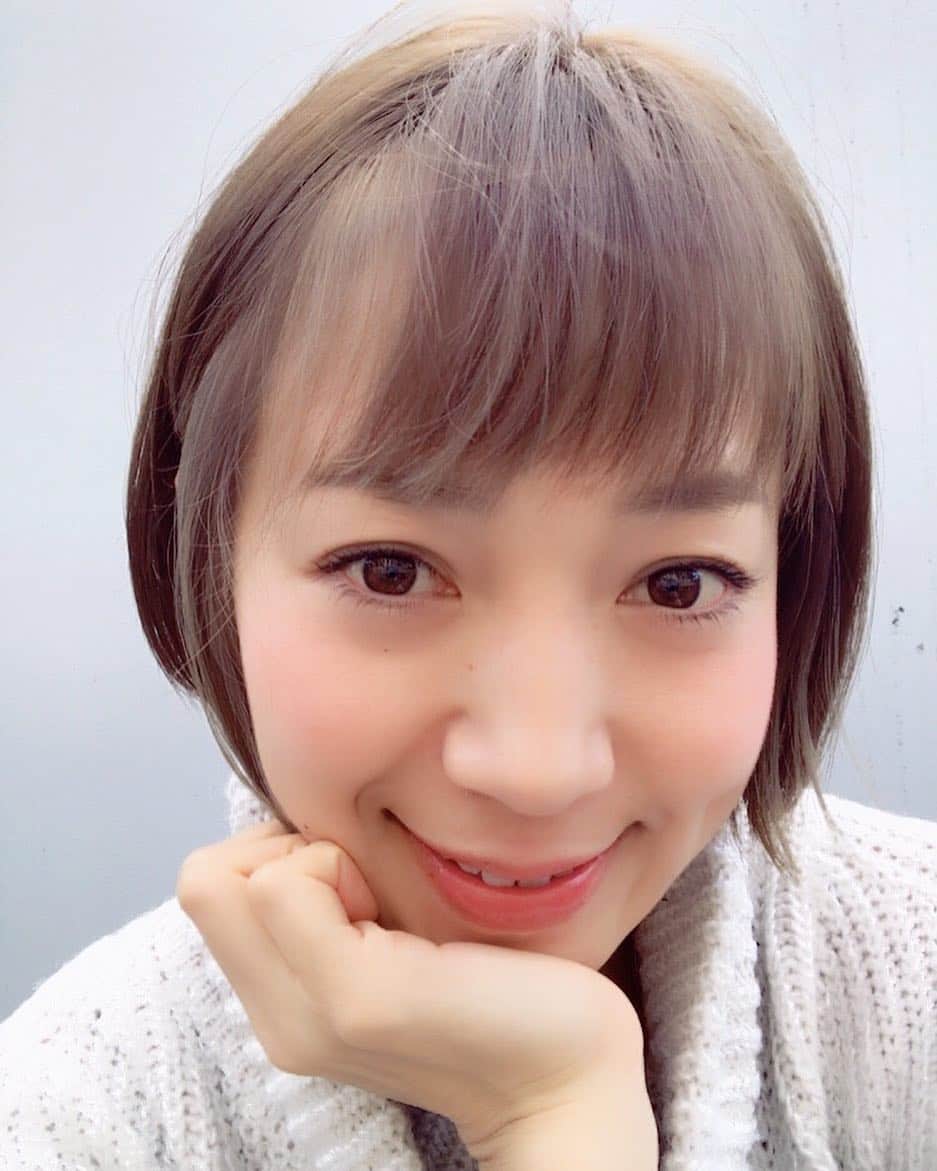 鈴木莉紗さんのインスタグラム写真 - (鈴木莉紗Instagram)「ラルマミットでイメージチェンジ💇‍♀️✨ @lalmamit  久しぶりにブリーチしました。 #インナーカラー すご〜くいい！！ 嶺井さんありがとうございます😊 @lalmaminei0403  #newhair #lalmamit #原宿 #美容室」1月26日 16時20分 - suzuki__lisa