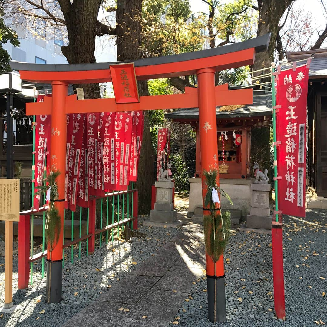 紺野栞さんのインスタグラム写真 - (紺野栞Instagram)「. . . 渋谷区にある金王八幡宮 . 入り口には大きな鳥居があって 社殿があって…… 社殿の彫刻が印象的。 色鮮やかですごく素敵で 見ごたえがあった……！ . 後々調べたら 渋谷区指定有形文化財に 金王八幡宮社殿と門 渋谷区指定天然記念物「金王桜」 渋谷区指定有形民俗文化財が3点 あったみたいで意識して 見れへんかったのが悔しい(´°̥̥̥̥̥̥̥̥ω°̥̥̥̥̥̥̥̥｀) . これからお参りするときは 少し調べてから行くことにする…！ まだまだ勉強不足ヤァァッ みんないろいろ 教えてくださいませませ… . おみくじ引いたらなんと大吉💫 ２０１８年いい年にできますように みんなにもパワー与えられますように . . . #金王八幡宮 #神社 #寺 #巡り #御朱印 #御朱印ガール #japanesegirl #followme  #朝活 #おはよう #goodmorning #早上好 #안녕하세요 #일본 #신사 #グラビア #gravure #그라비아  #일본 #sexy #섹시 #japanesegirl  #japan  #love #followme #sexy  #swimwear #水着 #likeforlikes  #グラドル #グラビアアイドル」1月26日 8時31分 - shiooo1023