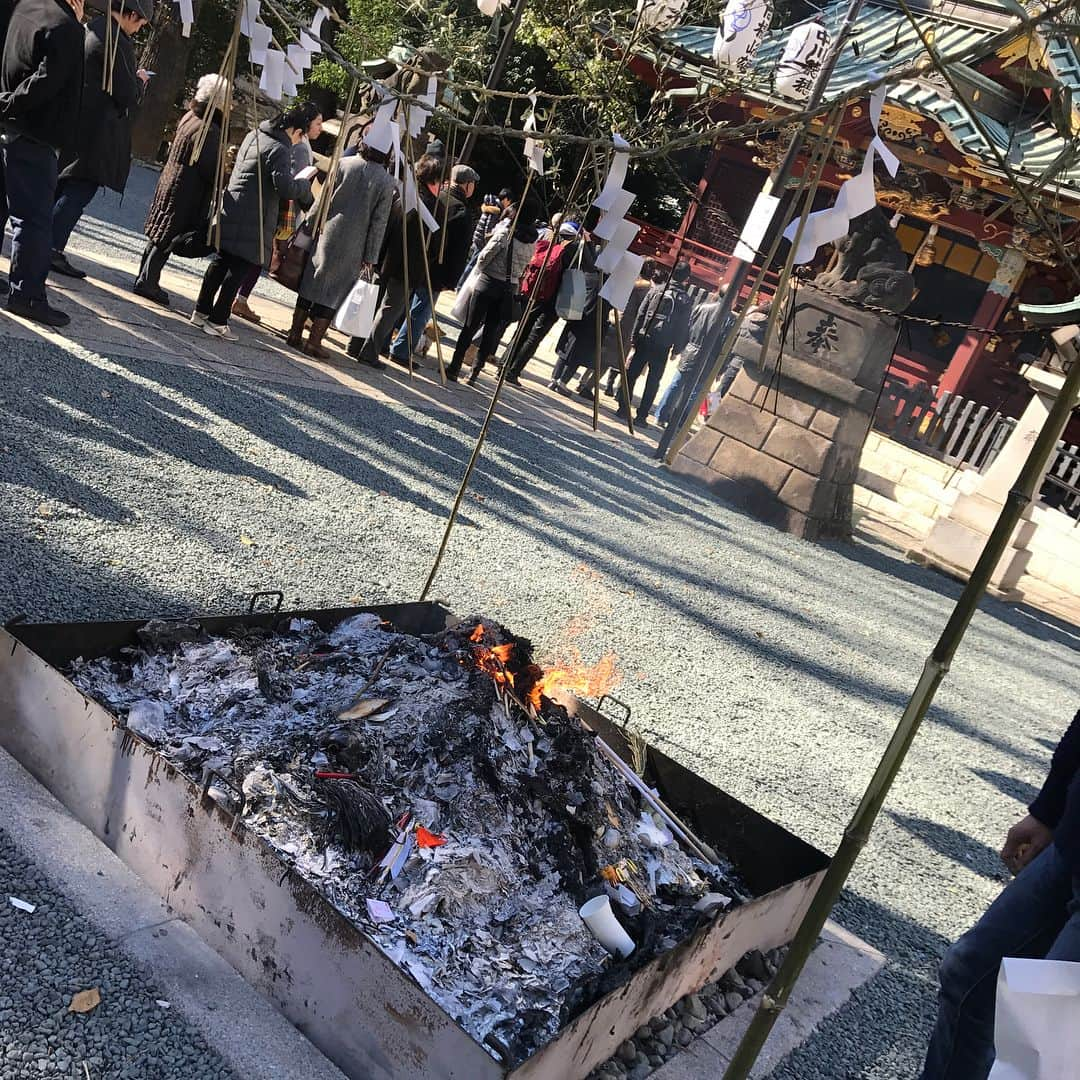 紺野栞さんのインスタグラム写真 - (紺野栞Instagram)「. . . 渋谷区にある金王八幡宮 . 入り口には大きな鳥居があって 社殿があって…… 社殿の彫刻が印象的。 色鮮やかですごく素敵で 見ごたえがあった……！ . 後々調べたら 渋谷区指定有形文化財に 金王八幡宮社殿と門 渋谷区指定天然記念物「金王桜」 渋谷区指定有形民俗文化財が3点 あったみたいで意識して 見れへんかったのが悔しい(´°̥̥̥̥̥̥̥̥ω°̥̥̥̥̥̥̥̥｀) . これからお参りするときは 少し調べてから行くことにする…！ まだまだ勉強不足ヤァァッ みんないろいろ 教えてくださいませませ… . おみくじ引いたらなんと大吉💫 ２０１８年いい年にできますように みんなにもパワー与えられますように . . . #金王八幡宮 #神社 #寺 #巡り #御朱印 #御朱印ガール #japanesegirl #followme  #朝活 #おはよう #goodmorning #早上好 #안녕하세요 #일본 #신사 #グラビア #gravure #그라비아  #일본 #sexy #섹시 #japanesegirl  #japan  #love #followme #sexy  #swimwear #水着 #likeforlikes  #グラドル #グラビアアイドル」1月26日 8時31分 - shiooo1023