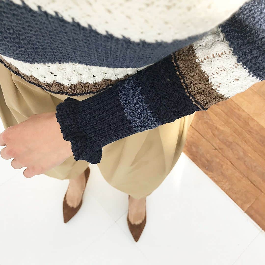 川人未帆さんのインスタグラム写真 - (川人未帆Instagram)「・ るんるん♡笑 お気に入りのニットを着て撮影✨💕 ボーダーごとに編み地を変え、綿混のざっくり感やボーダーのカジュアルさとさりげないフリルのバランス、配色がツボすぎる🙈💓 どっちの色かなー💕 これも @seventenbymihokawahito の2月の新作です😚 ・ #710feb_collection (2月の新作はここにまとめます♡) #seventenbymihokawahito」1月26日 8時45分 - miho0319kawahito
