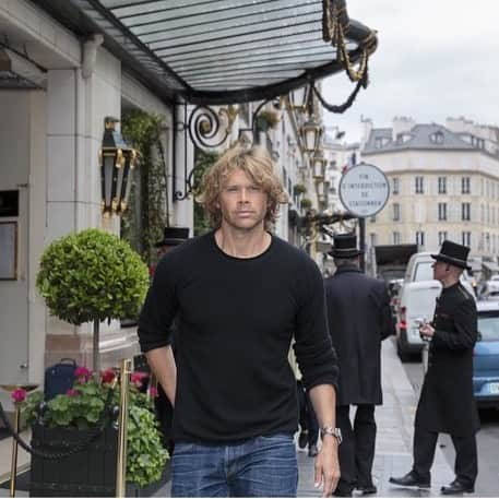 エリック・クリスチャン・オルセンさんのインスタグラム写真 - (エリック・クリスチャン・オルセンInstagram)「When you’re walking in Paris and paparazzi pulls up their camera, so u hide the chocolate croissant behind your back and give them your best blue steel like u don’t have a mouthful of French pastry. #TB」1月26日 8時38分 - ericcolsen