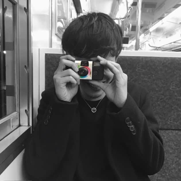 クレヨンだいちゃんのインスタグラム：「📷 ㅤㅤㅤㅤㅤㅤㅤㅤㅤㅤㅤㅤㅤ  #インスタントカメラ #写るんです #電車旅 #モノクロの世界  #カメラ旅ㅤㅤㅤㅤㅤㅤㅤ #たぶん日本一短い電車 . #🚃 #📷 .」