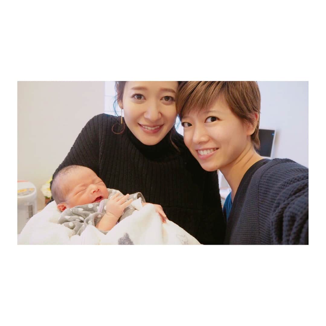 吉田明世さんのインスタグラム写真 - (吉田明世Instagram)「麻央さんと赤ちゃんに会いに行ってきました😊 新生児ってこんなに小さいんだ… と改めて感動😭 ちいちゃい手にも ちゃんと爪が生えていて なんて愛おしいのでしょう…♡ 出産日が一番近かった 麻央さんが無事出産して まだちょっと先ではあるけれど 次はいよいよ自分の番だなと 想像すると …ドキドキです🙊 #baby #新生児 #麻央さんおめでとう」1月26日 11時02分 - akiyo0414