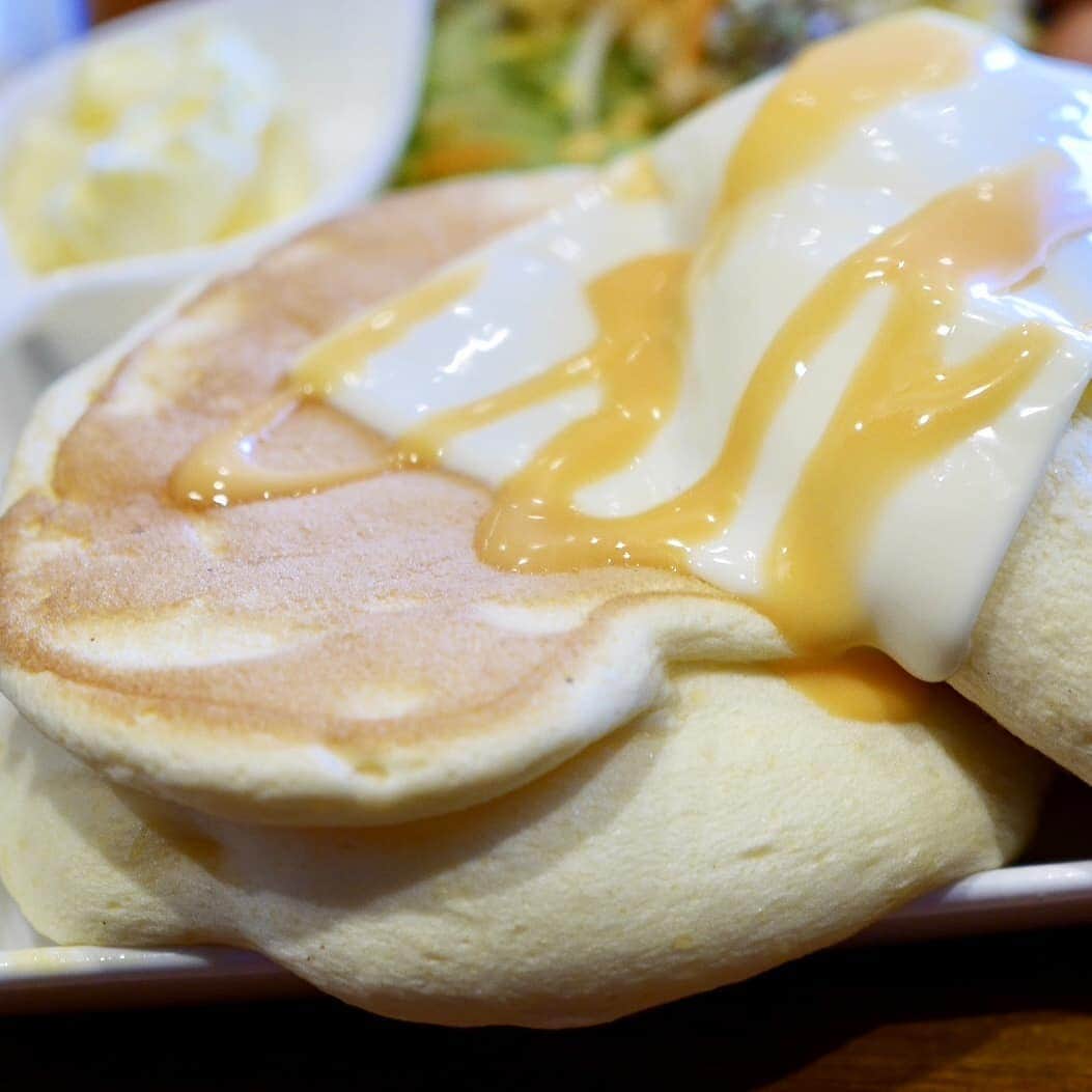おまる部長 / たっちゃんずパンケーキ部さんのインスタグラム写真 - (おまる部長 / たっちゃんずパンケーキ部Instagram)「.. LE TEMPS CALME ルタンカルム  スフレパンケーキセット 9:00-11:00のモーニングメニュー. . . . .  #pancake #pancakes #soufflepancake #soufflepancakes #letempcalme #kameari #tokyo #japanfoodie #cafehopping #tokyocafe #morning #morningset #breakfast #morningset #cheese #ルタンカルム #パンケーキ #スフレパンケーキ #ふわふわパンケーキ #ふわふわ #チーズ #亀有 #東京 #東京カフェ #東京スイーツ #カフェ巡り #モーニングセット #朝食 #朝ごはん #大充実」1月26日 11時09分 - omarubucho