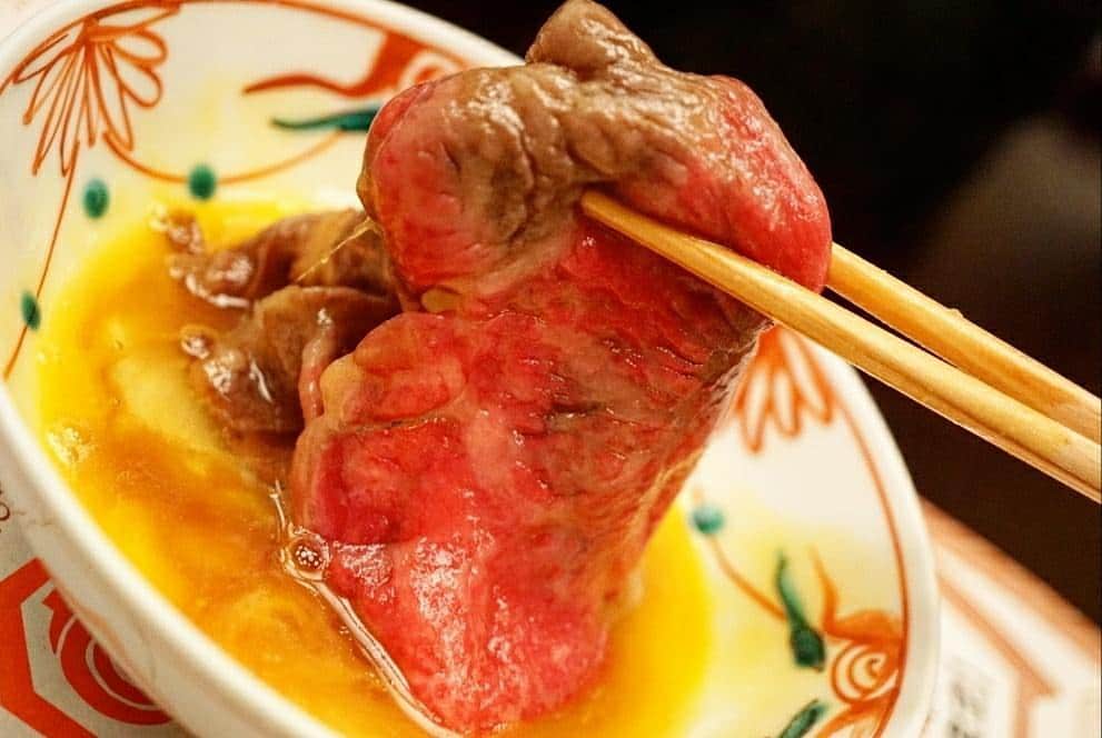 石関友梨のインスタグラム：「この卵と肉の中に入りたい・・・♡ #人形町今半 #牛肉記念日 #すき焼き #食べ放題 #特選黒毛和牛A5 の威力 #唾液腺崩壊 #大食い #肉 #年に一度 #生きてて良かった」
